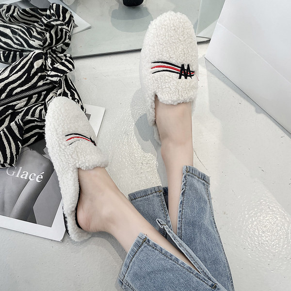 Дамски пухени чехли с цветна бродерия