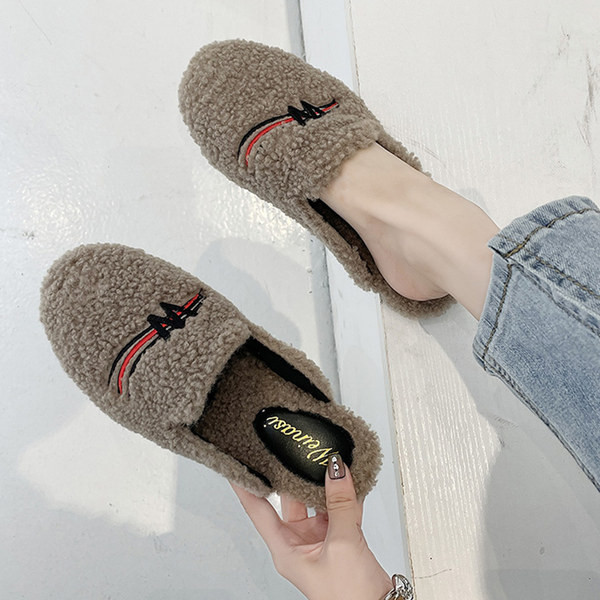 Дамски пухени чехли с цветна бродерия