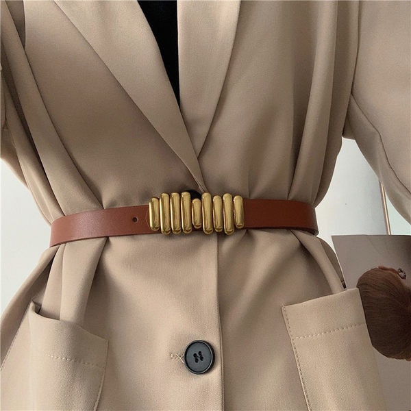 Дамски кожен колан с метална декорация 