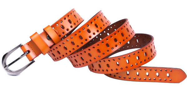 Perforirani ženski kožni remen s metalnom kopčom
