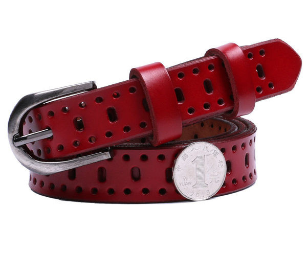 Perforirani ženski kožni remen s metalnom kopčom