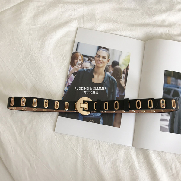 Perforált női öv fém díszítéssel