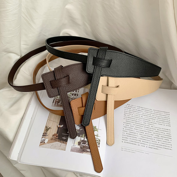 Aszimmetrikus műbőr öv nyakkendővel