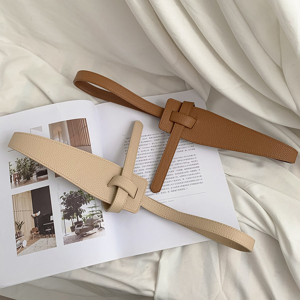 Aszimmetrikus műbőr öv nyakkendővel