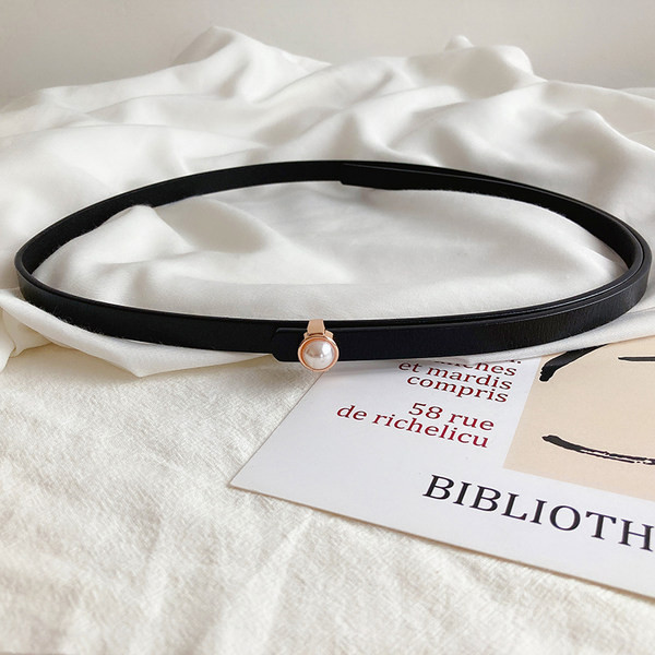 Тънък дамски кожен колан с перла в черен цвят