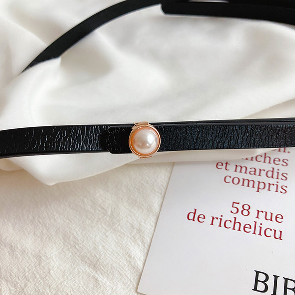 Тънък дамски кожен колан с перла в черен цвят