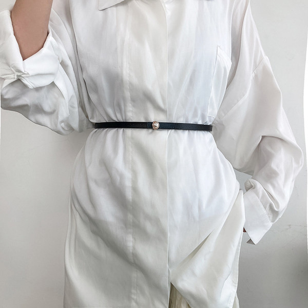 Тънък дамски кожен колан с перла в черен цвят