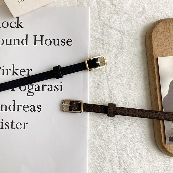 Vékony bőr öv fém csattal