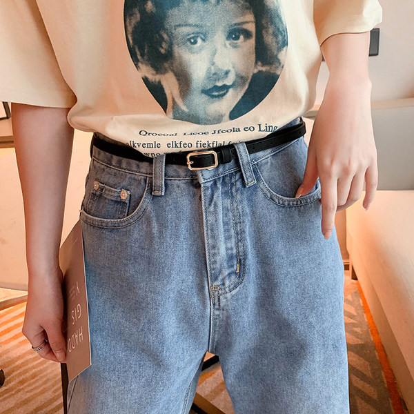 Vékony bőr öv fém csattal