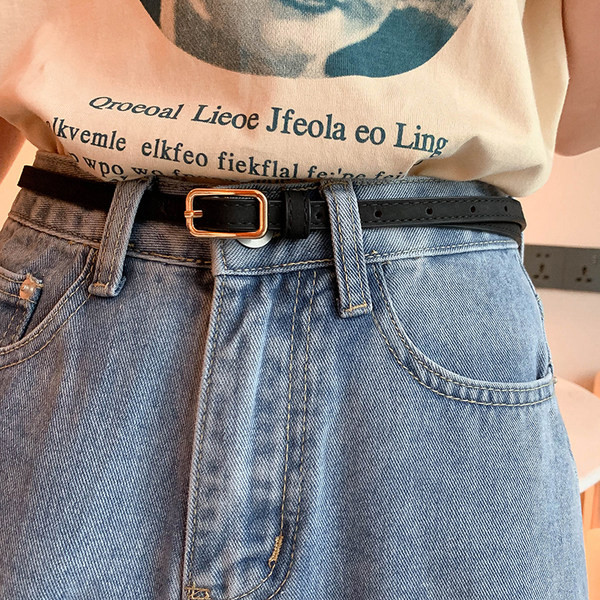 Vékony bőr öv fém csattal