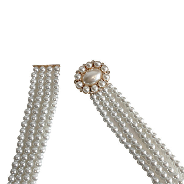 Modern női térd gyöngyökkel és fém rögzítéssel