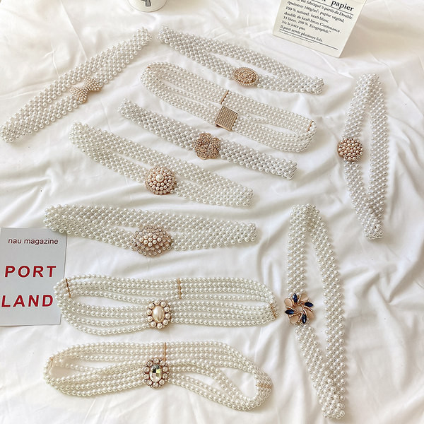 Modern női térd gyöngyökkel és fém rögzítéssel