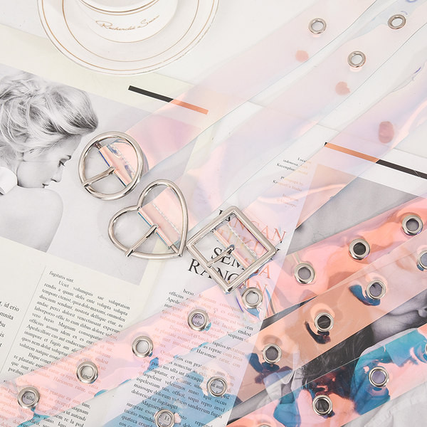 Női mindennapi öv különböző csatokkal