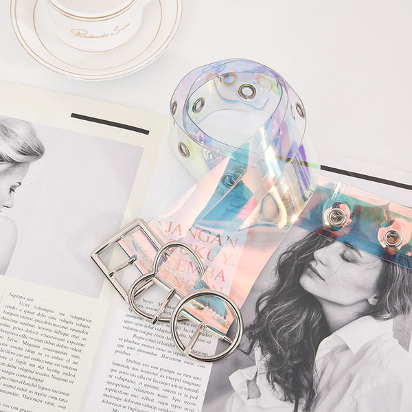 Női mindennapi öv különböző csatokkal