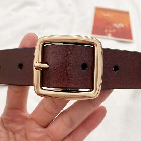 Fém csattal ellátott napi öv nőknek