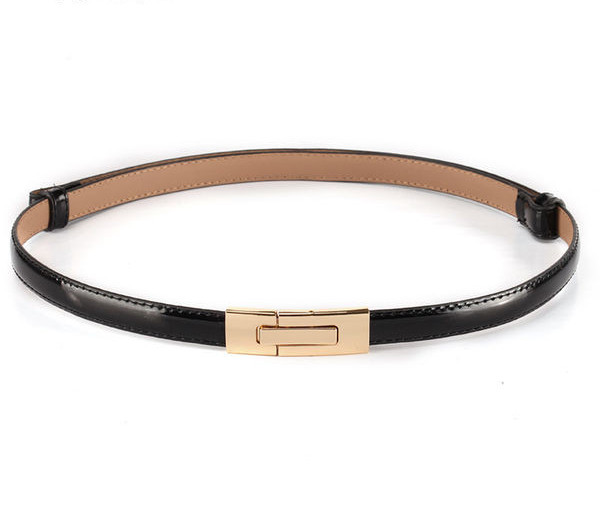 Vékony, elegáns öv fém rögzítéssel