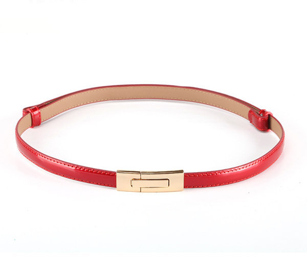 Vékony, elegáns öv fém rögzítéssel