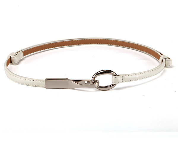 Vékony műbőr öv fém csattal