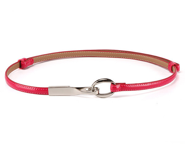 Vékony műbőr öv fém csattal