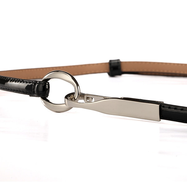 Vékony műbőr öv fém csattal