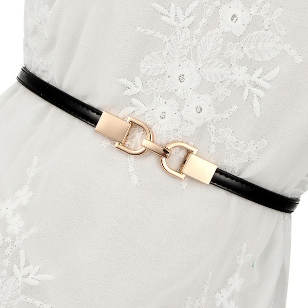 Vékony műbőr öv fém csattal