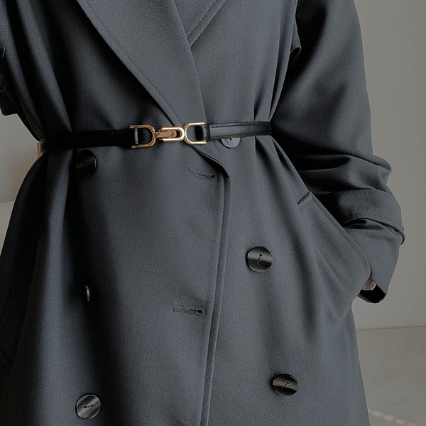 Stílusos bőr karcsú öv csattal