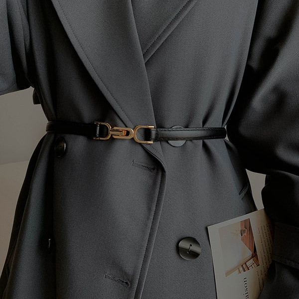 Stílusos bőr karcsú öv csattal