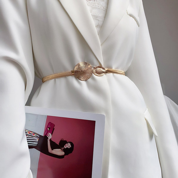 Modern vékony öv arany színű díszítéssel