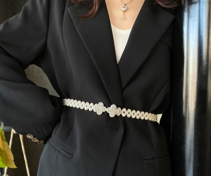 Stílusos női gyöngyöv különböző modellekben