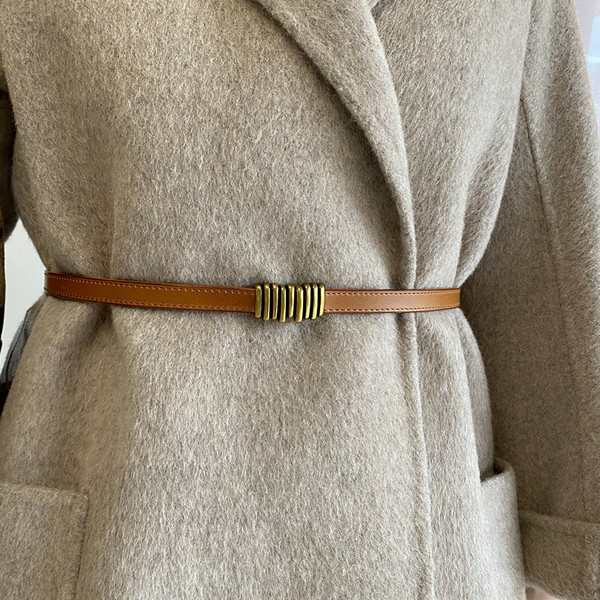 Vékony női öv fém díszítéssel