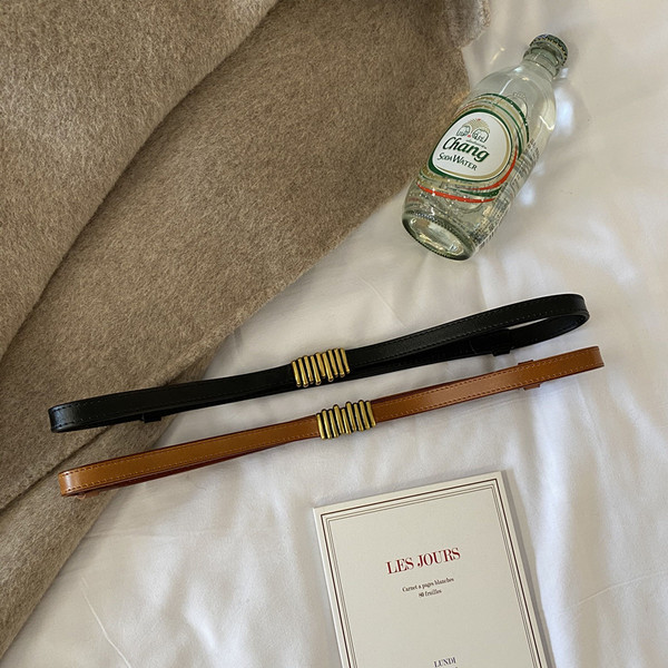 Vékony női öv fém díszítéssel