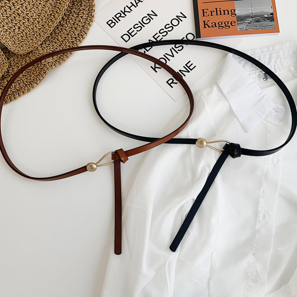 Vékony műbőr öv fém elemmel