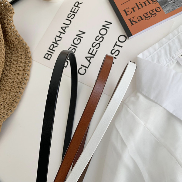 Vékony műbőr öv fém elemmel