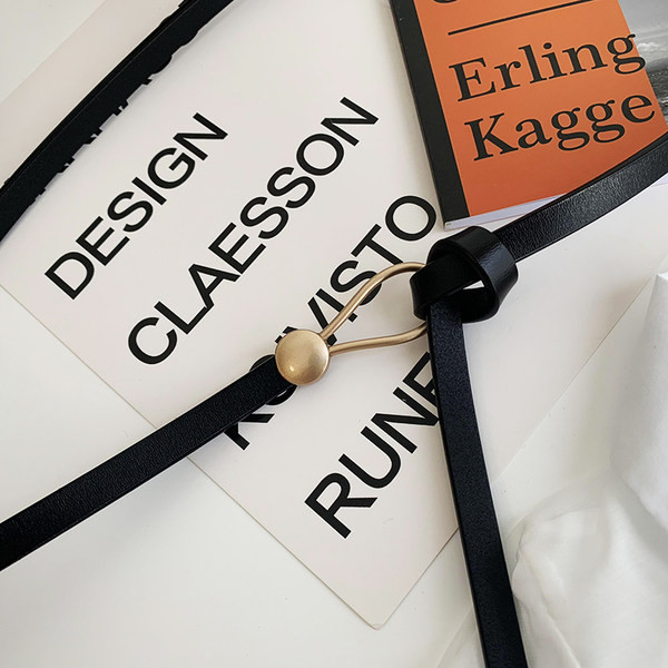 Vékony műbőr öv fém elemmel