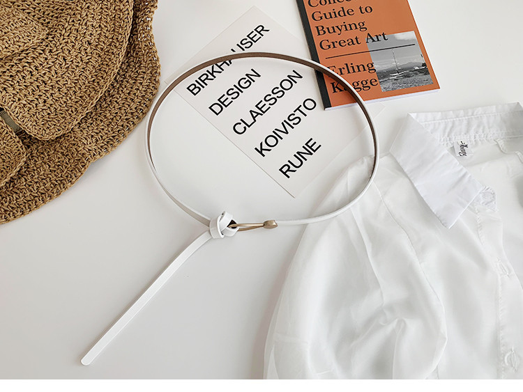 Vékony műbőr öv fém elemmel