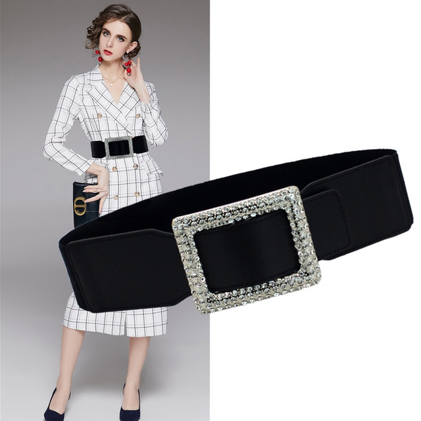 Elasztikus öv kövekkel a derékrészhez