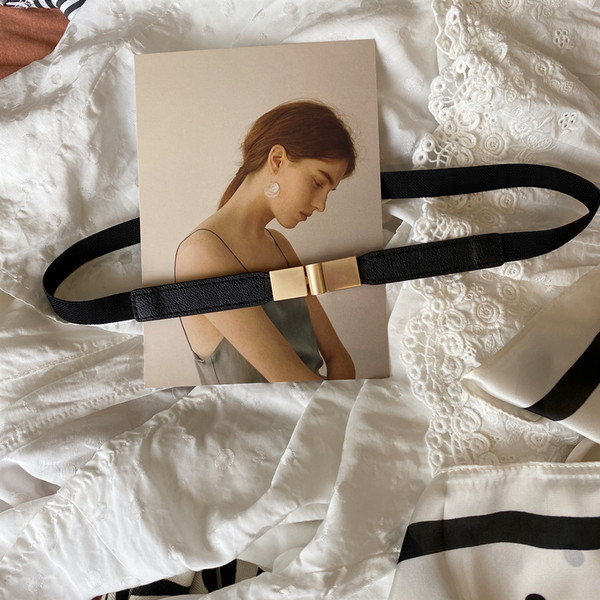 Mindennapi vékony öv fém díszítéssel