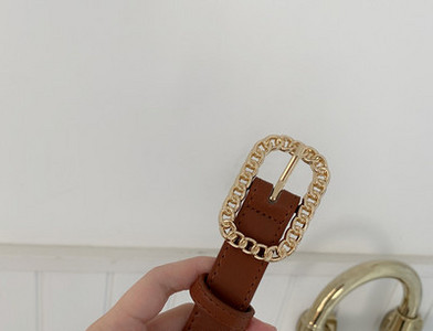 Stílusos női bőr öv fém díszítéssel