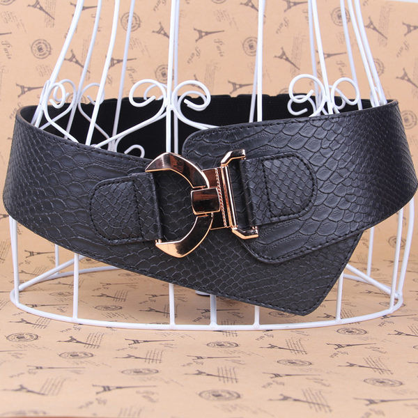 Modern aszimmetrikus öv fém csattal