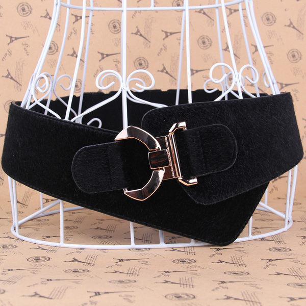 Modern aszimmetrikus öv fém csattal