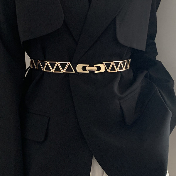 Дамски колан с метално закопчаване в черен цвят