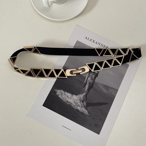 Дамски колан с метално закопчаване в черен цвят