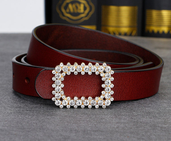 Vékony női öv csattal és díszítő kövekkel