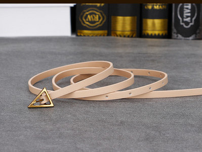 Stílusos női bőr karcsú öv háromszög alakú csattal