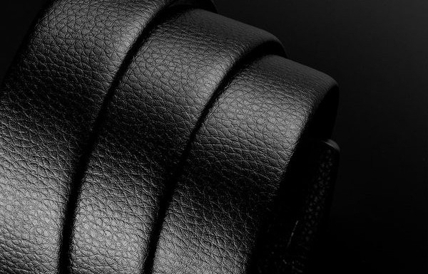 Елегантен мъжки колан с метално закопчаване и надпис