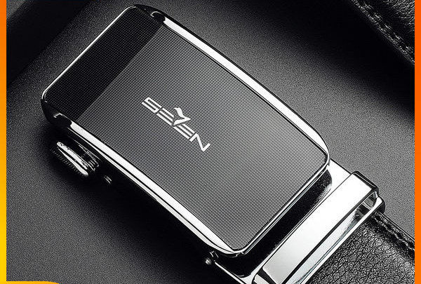 Férfi műbőr öv fém rögzítéssel és felirattal