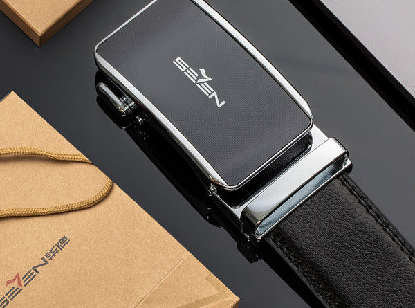 Férfi műbőr öv fém rögzítéssel és felirattal