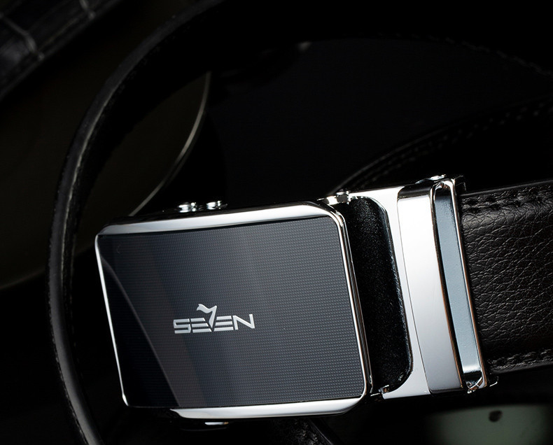 Férfi műbőr öv fém rögzítéssel és felirattal