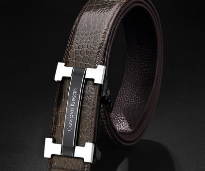 Stílusos férfi bőr öv csattal és felirattal