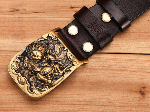 Модерен кожен колан с метално закопчаване 